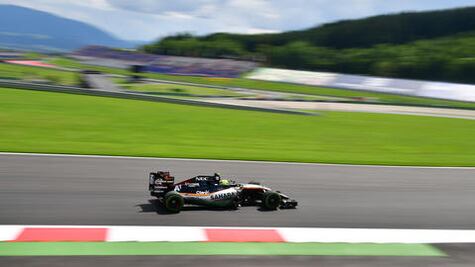 Sergio Pérez sufre durante la clasificación