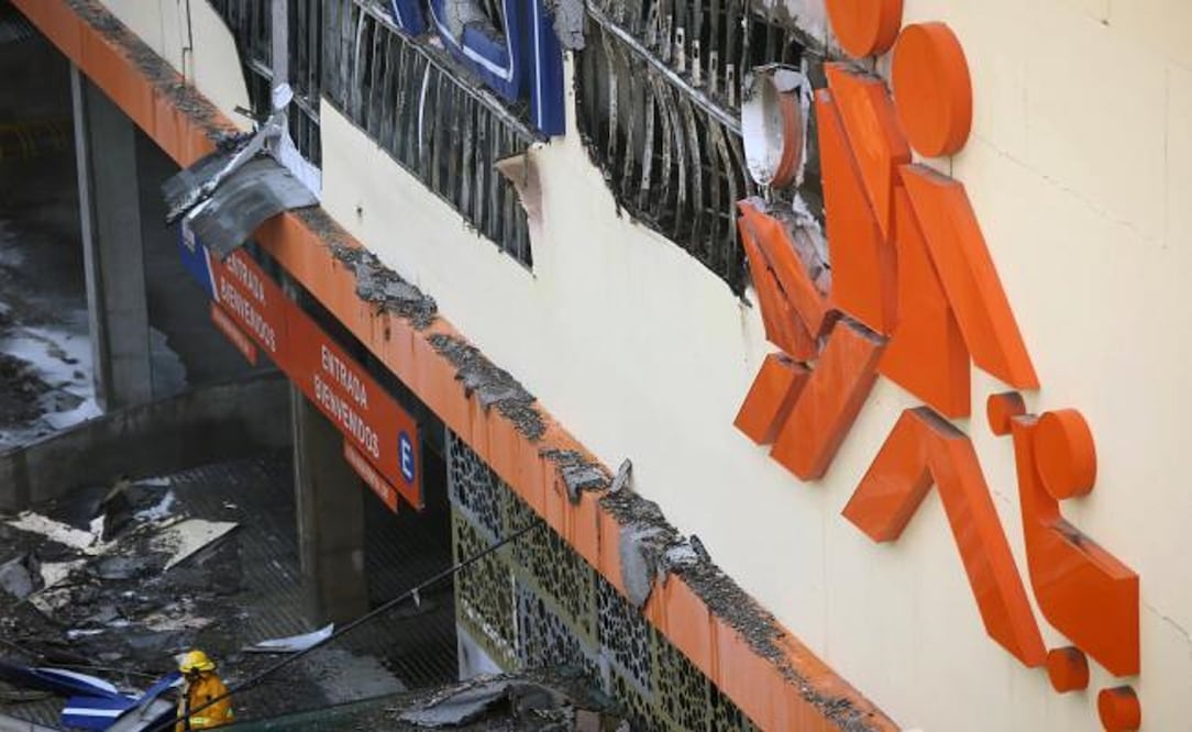 Personal de Protección Civil de la Ciudad de México y de la delegación atendieron con prontitud el incendio que se registró esta madrugada en la tienda de conveniencia. Foto: REUTERS