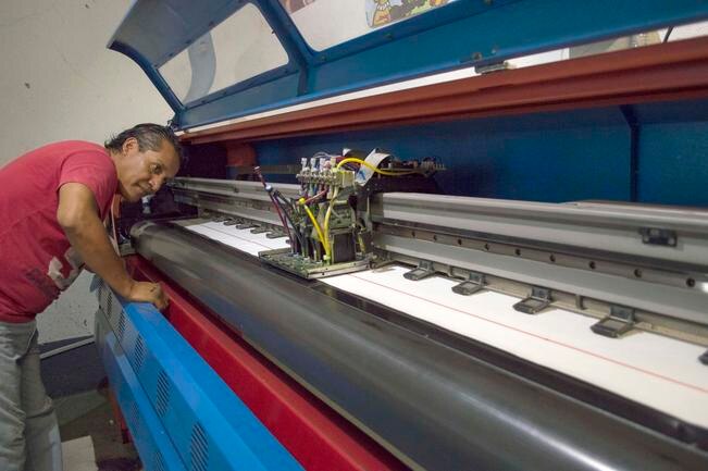 Omar Rodríguez explica que el negocio de la imprenta no es redituable porque los candidatos ahora ponen a un familiar o un conocido a realizar ese trabajo (Foto: Mitzi Olvera)