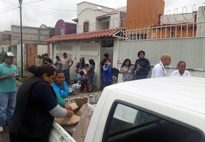 La JAPAM y el DIF de San Juan del Río entregaron alimentos, ropa, calzado, productos de limpieza y aseo personal a los damnificados a consecuencia de las lluvias que se registraron en días pasados. (ESPECIAL)