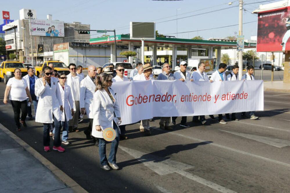 Médicos marcharon ayer en Culiacán, Los Mochis y Mazatlán, para exigir el esclarecimiento del asesinato del director del hospital del ISSSTE, Miguel Camacho. (JAVIER CABRERA. EL UNIVERSAL)