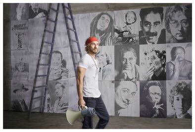 Macaco se prepara para volar 