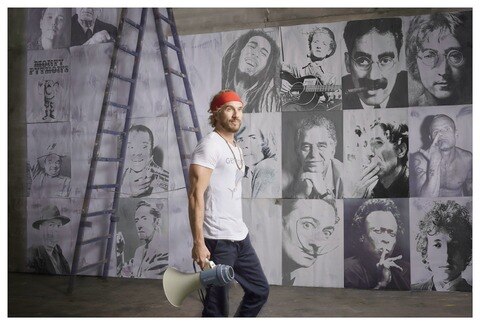 Macaco se prepara para volar