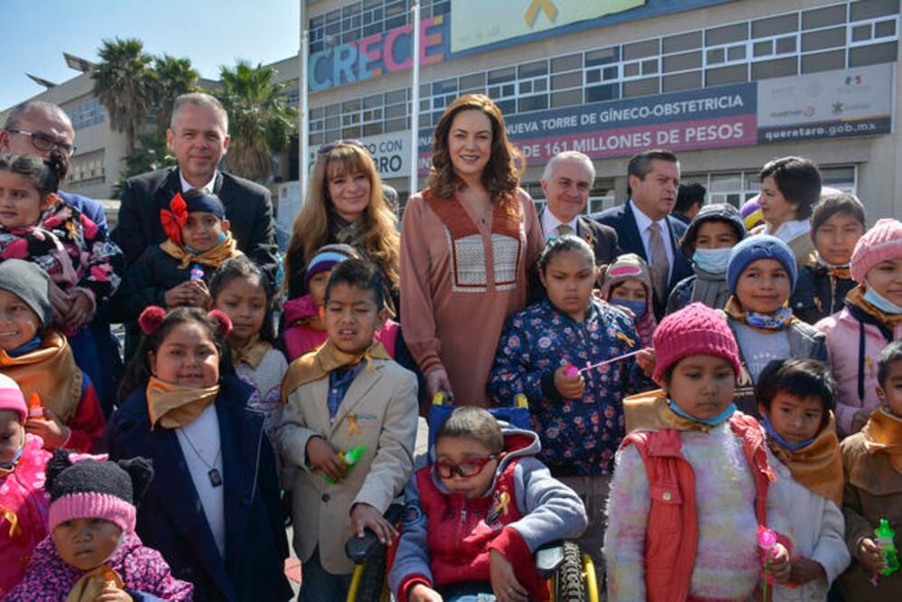 Visiblemente emocionada, la titular del DIF estatal, Karina Castro (arriba al centro), convivió con niños con cáncer y sus familiares (MARIO VALDÉS. EL UNIVERSAL)