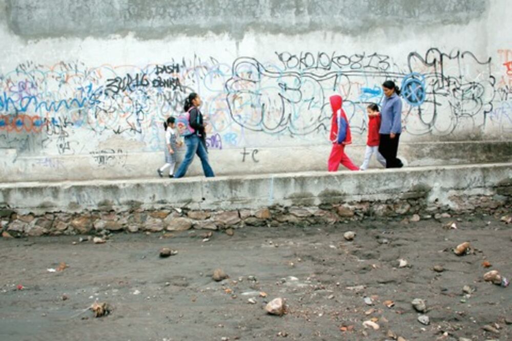 Frenan obras públicas en SJR