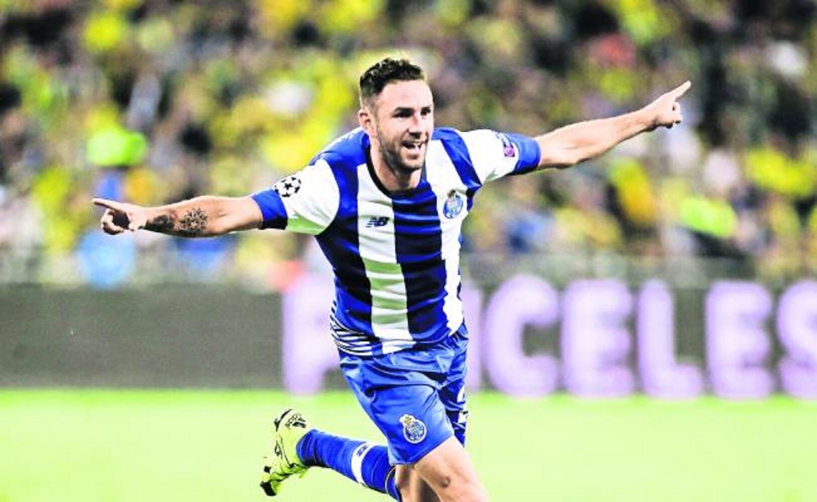 Miguel Layún se queda en el Porto
