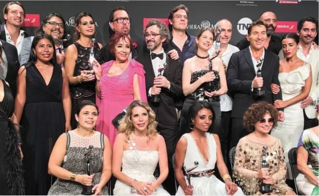 Los ganadores de la noche, incluyendo al elenco y crew de ROMA , posaron con sus galardones tras la ceremonia. FOTOS: CÉSAR HUERTA. EL UNIVERSAL Y EFE