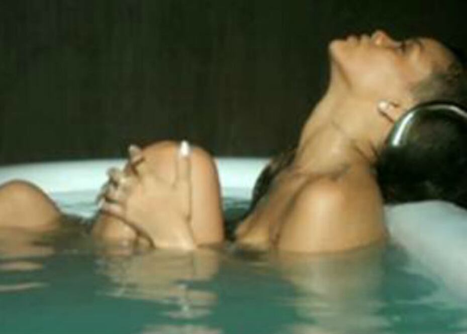 Rihanna, desnuda en una bañera