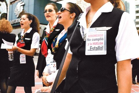 Acusan sobrecargos acoso de Aeroméxico