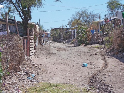 Urgen a reubicar viviendas en riesgo