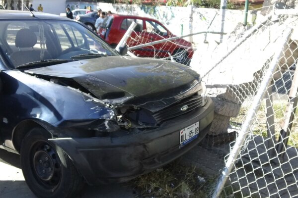 Acaba impactada en barda