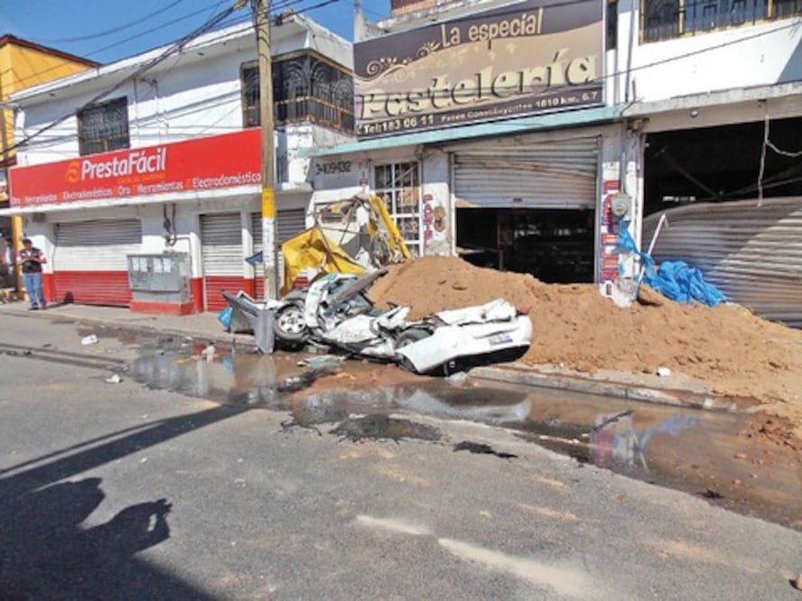 Camión de carga vuelca