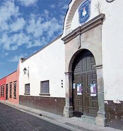 Directora suspendida se presenta en su escuela