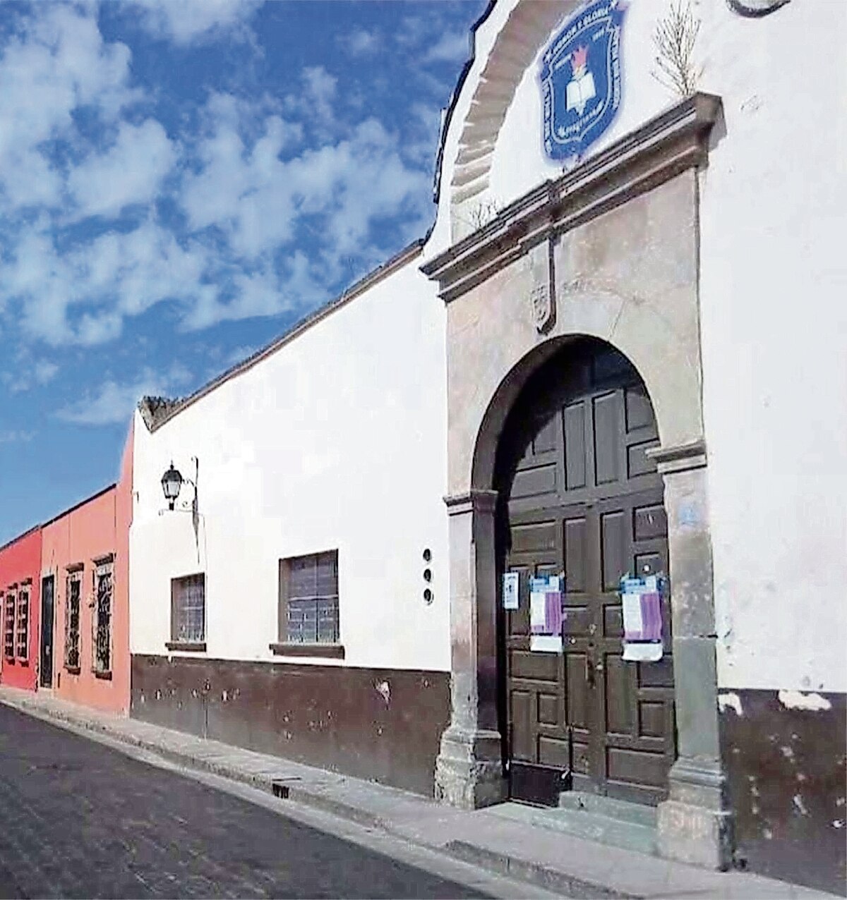 Directora suspendida se presenta en su escuela