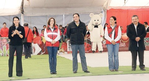 Inauguran pista de hielo en la capital