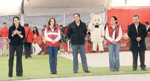 Inauguran pista de hielo en la capital