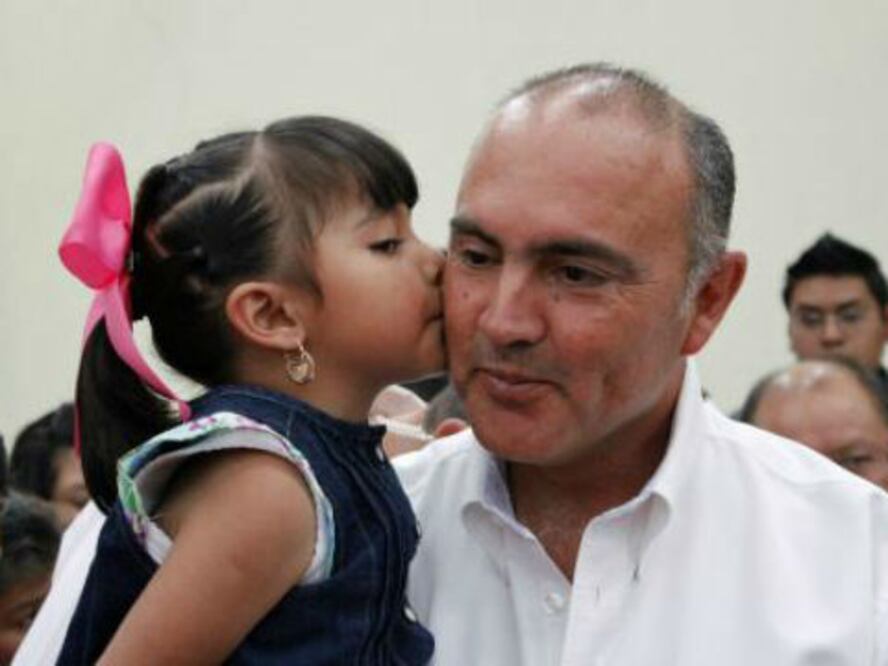 Gobierno hace entrega de zapatos “gallitos”