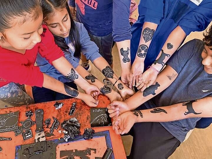 Yolitzin enseña grabado a niños de Peñamiller