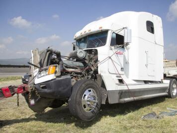 Vuelca tráiler en la autopista 