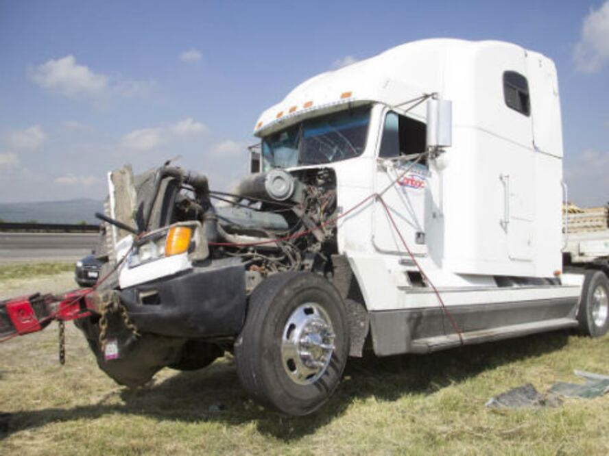 Vuelca tráiler en la autopista