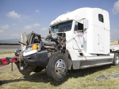 Vuelca tráiler en la autopista