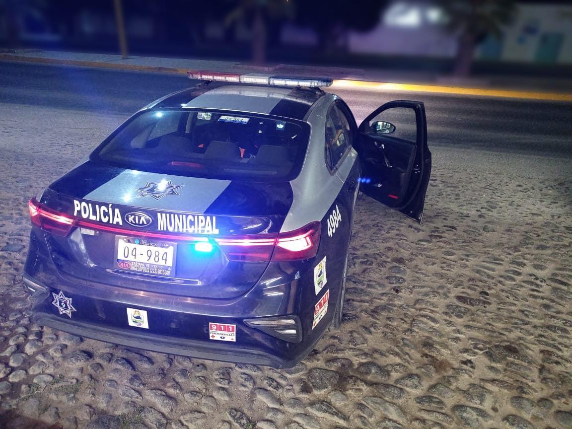 Sujetos alcoholizados agreden a policías en Tequis