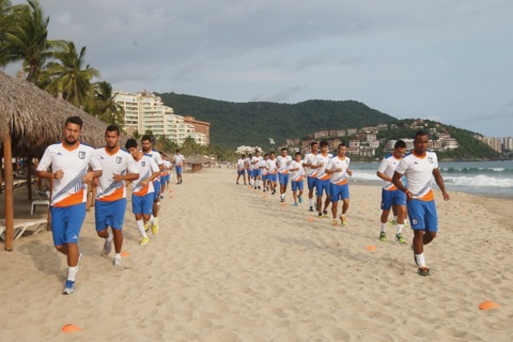 Ignacio Ambriz afina estilo de juego gallo