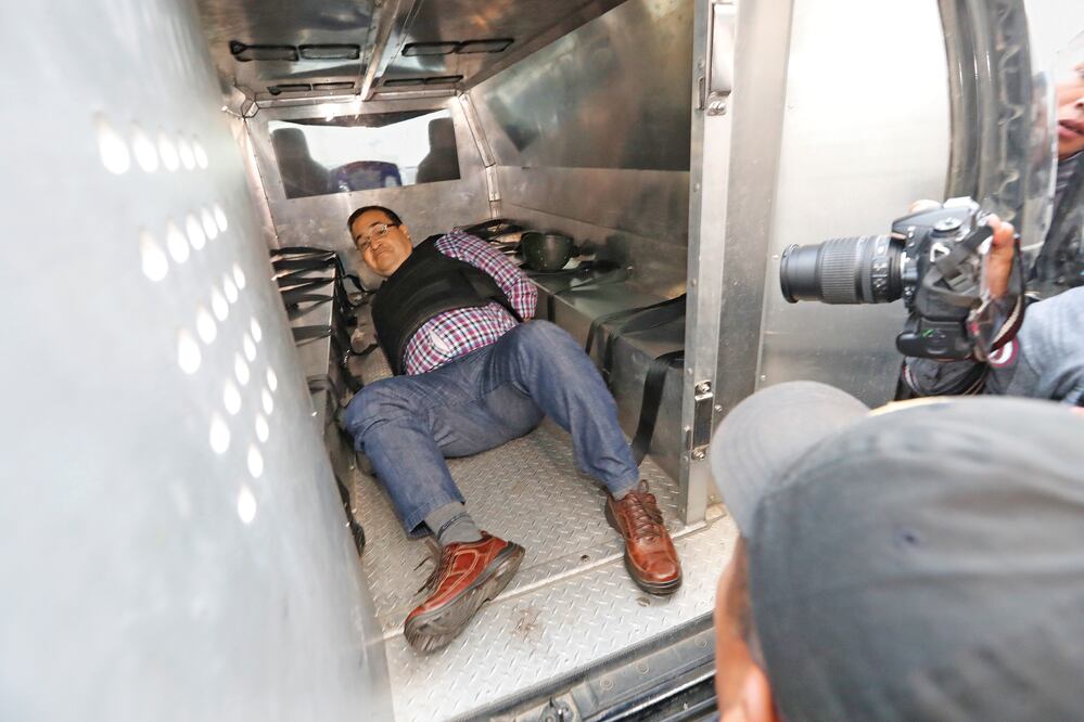 En medio de un fuerte dispositivo de seguridad y evitando a los periodistas, Javier Duarte fue trasladado a la Torre de Tribunales. (FOTOS: LUIS CORTÉS. EL UNIVERSAL)
