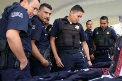 Entregan 35 MDP en equipo a policías 