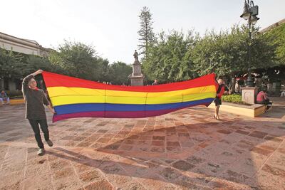 Matrimonios del mismo sexo sin tanto trámite, promete Morena