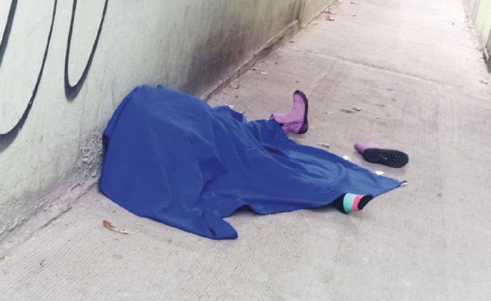 La mujer de 26 años de edad fue abandonada cerca de una escuela; tenía el rostro envuelto con cinta adhesiva y estaba tapada con una chamarra (ARCHIVO EL UNIVERSAL)