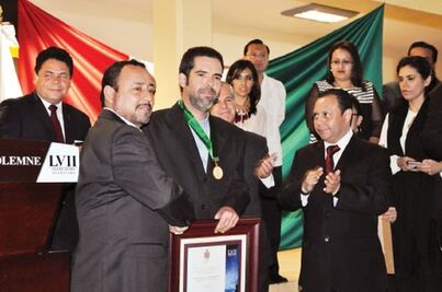 Diputados condecoran a jalpenses