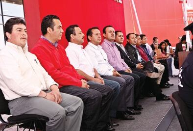 Van contra ex servidores