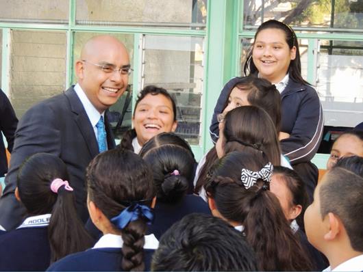 Aguilar promueve símbolos patrios