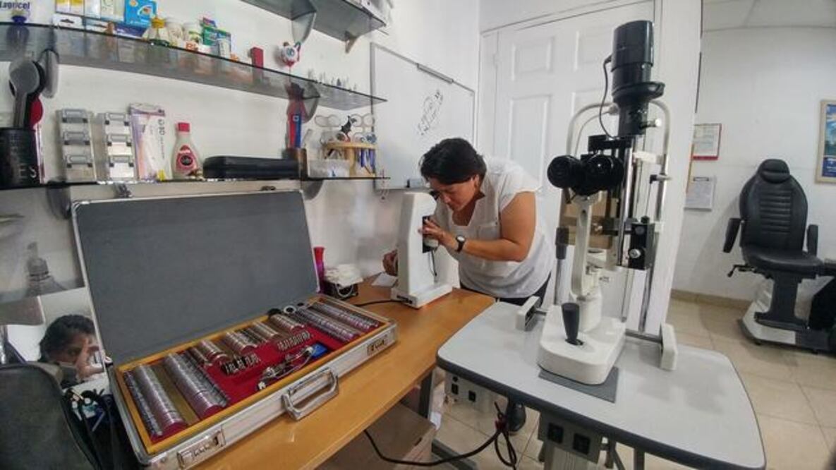 Claudia abrió su propia óptica en Pedro Escobedo. (Foto: ALMA CÓRDOVA)