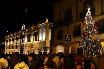 Encienden árbol navideño en Plaza de Armas