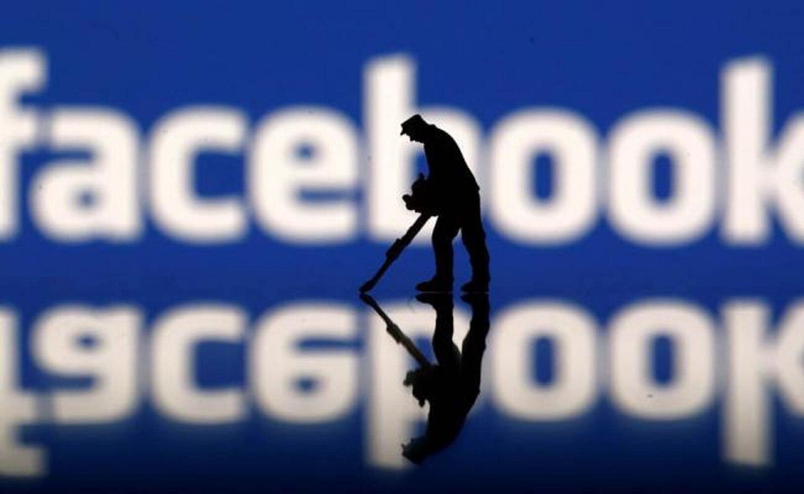 EU investiga a Facebook por uso de datos personales: Bloomberg