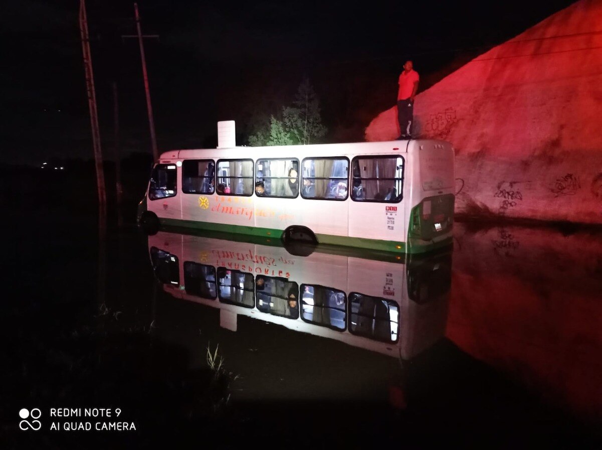 En El Marqués, rescatan a 29 personas que estaban atrapadas dentro de un camión