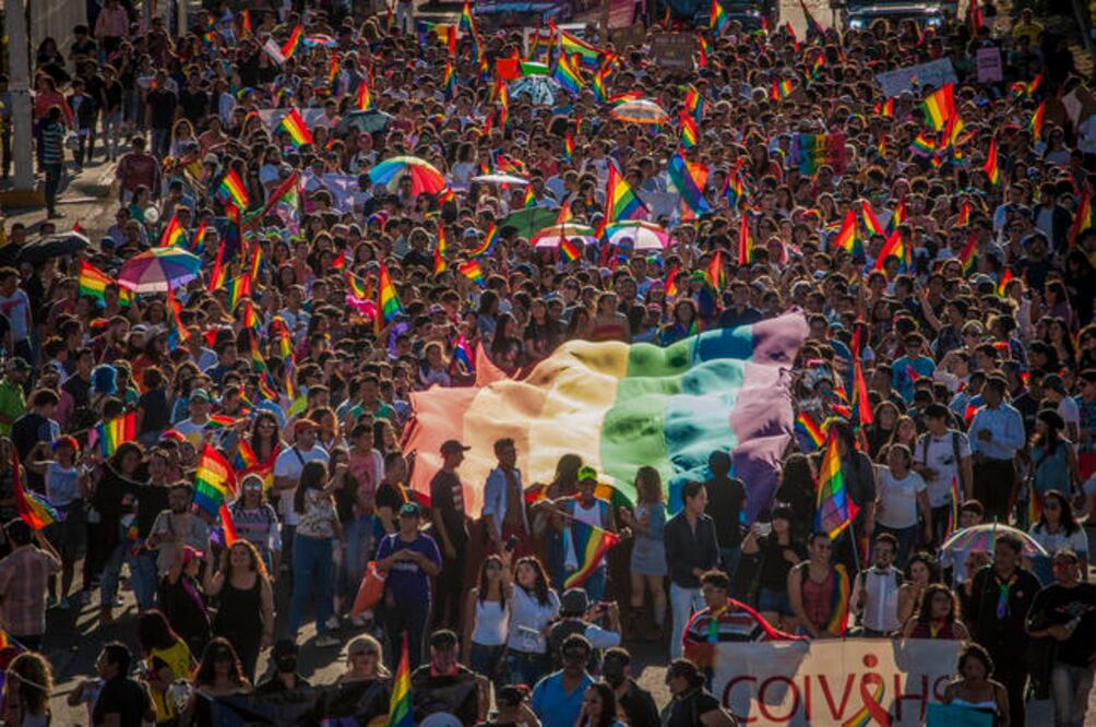 El contingente llegó a Plaza de Armas donde propios y extraños observaron como frente a Palacio de Gobierno se pintó el arcoíris de la bandera de la diversidad sexual. (RICARDO LUGO. EL UNIVERSAL)