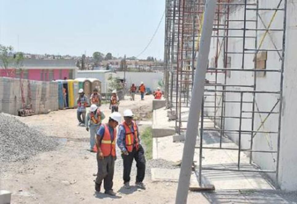 Signan convenio UAQ e Ingenieros