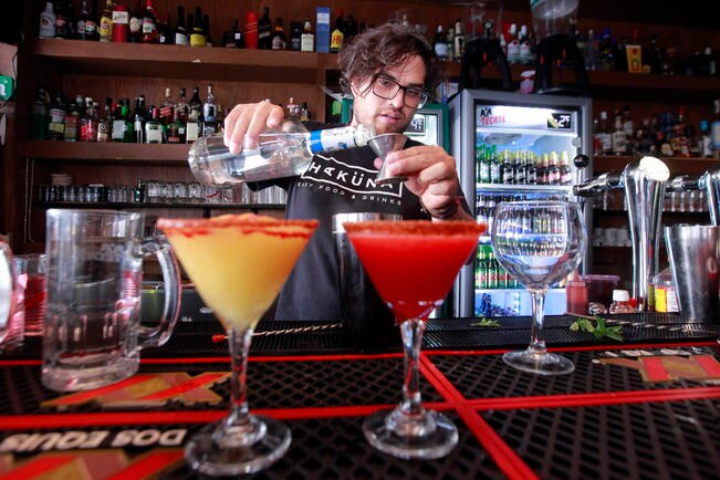 Puedes elegir entre una  gama de cocteles originales  para acompañar tu comida. / Fotos: César Gómez