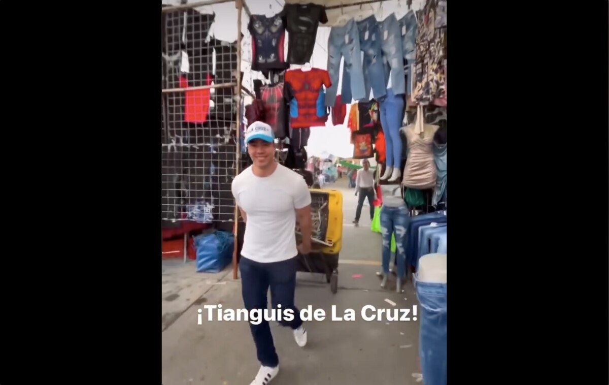 Video. Diputado queretano carga cajas en un tianguis y se vuelve viral