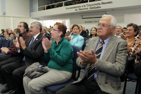 Reconoce UAQ a maestros jubilados