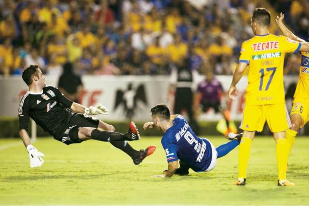 Felipe Mora (9) consiguió el tanto que le dio un nuevo empate a los Cementeros en el torneo copero. (IMAGO 7)