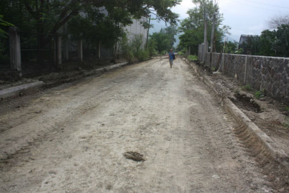 Inicia dignificación de calle en Crucero del Sabinito