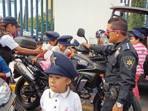 Inculcan en niños respeto por los policías