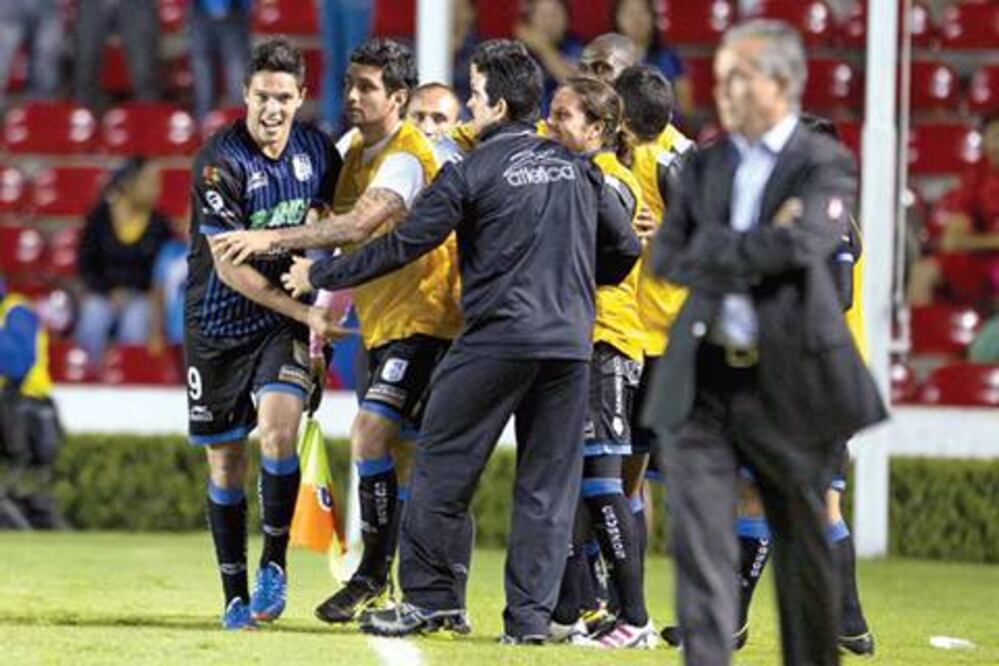 Gallos  iguala al campeón