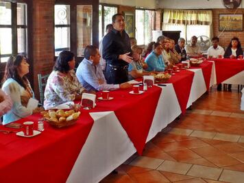 Se reúne Fabián Pineda con líderes vecinales