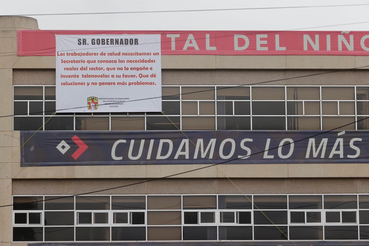"No inventen novelas". Trabajadores del sector salud protestan en Querétaro