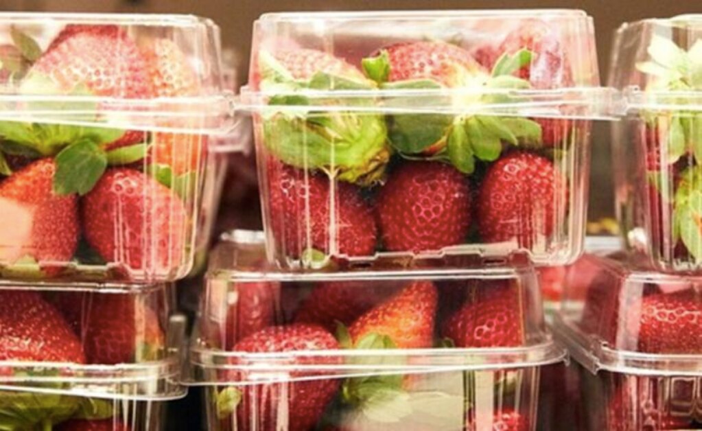 BBC. Se registraron más de un centenar de reportes de agujas escondidas en fresas en Australia (EPA)